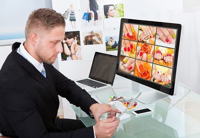 avoid-poor-quality-canvas-photo-prints-man-computer-screen