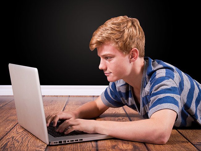 designing-teen-boys-room-metal-prints-teenager-with-laptop